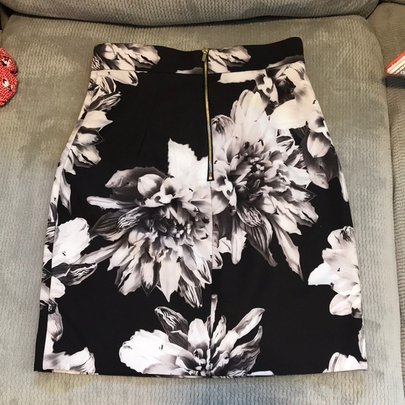 H&M Black and Grey Flowery Skirt - Picture 2 of 2